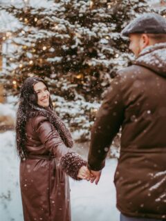 Snow falling, nerves racing, and 101 red roses waiting.

This holiday proposal was one of those moments where everything just felt right. Quiet excitement, big emotions, and a whole lot of love packed into one unforgettable day. Every second was pure magic.

Winter proposals have such a special kind of romance, and this one will stay with me for a long time.

If you’re planning something special and want it to feel effortless, meaningful, and beautifully documented, I’m here.

#stoweproposal #holidayproposal #winterproposal #vermontproposal #engaged #justengaged #stowevt #stowelocal #proposalphotographer #savannahbrownphotography