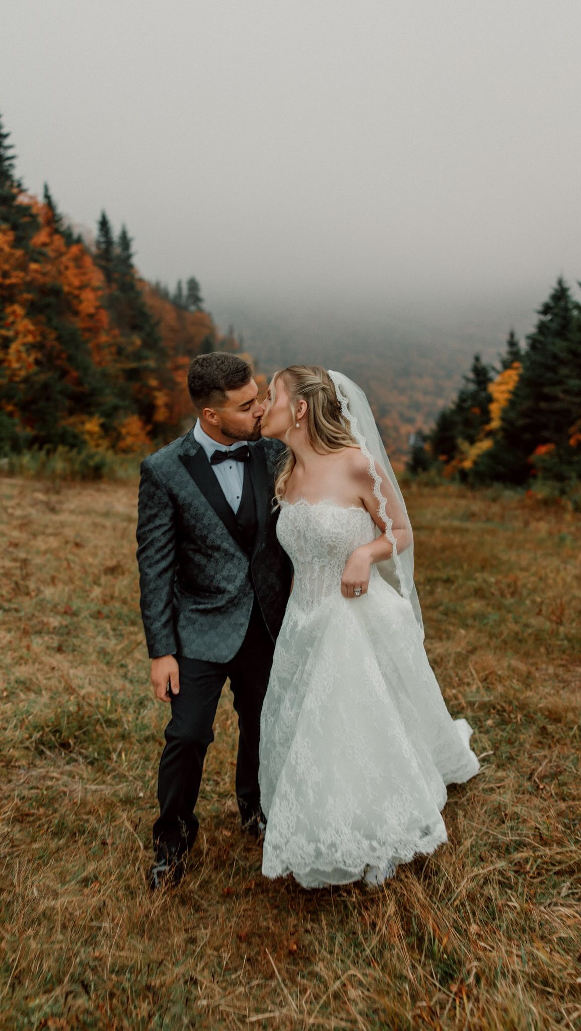The cutest little family said ‘I do’ on Mount Mansfield. 😍🍁

Photography: @wildlyvowed by @imsavannahbrown 
Hair: @hairbyamandamarie80 
Makeup: @thebaileybeautyco 
Florals: @pistilproduction
