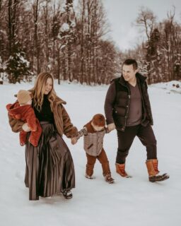 A little cozy, a little snowy, and a whole lot of cuteness. We started inside where everyone piled onto the couch, soaking up that soft winter light and all the newborn snuggles. Big brother was the star of the show, making his baby brother laugh in that sweet way only siblings can.
Then we headed out into the fresh snow for a bit of play. Cold noses, warm coats, and a family who never stopped smiling at each other.
I love sessions like this because they feel so true to the season. Slow moments inside, fun outside, and a family doing what they do best, loving on each other.
#VermontFamilyPhotographer #StoweFamilyPhotographer #VermontPhotography #VermontFamilies #LifestyleFamilySession #InHomeFamilySession #WinterFamilyPhotos #SnowySession #VermontMoms #VermontDads #NewbornAndSiblings #BigBrotherMoments #CandidFamilyPhotos #CozyWinterSession #VermontPhotographer #StoweLocal