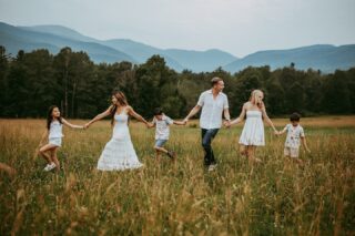 LAST MINUTE OPPORTUNITY! 

No one has snagged the elopement balloon ride session, so I’m opening up ONE sunrise portrait session with hot air balloons this Sunday morning! ☀️🎈

This is your chance to have an epic engagement or family session with a truly magical backdrop—hot air balloons drifting into the sky as the sun rises. Think dreamy light, breathtaking views, and a once-a-year kind of vibe. ✨

📍Must be available this Sunday and willing to wake up EARLY (trust me, it’s SO worth it). 💰Standard session fee applies. 📸 Only one spot available!

If you’ve been wanting a truly drop-dead gorgeous session, now’s your moment. DM me to claim it!

#sunrisesession #balloonphotography #epicportraits #wildlyvowed #sunrisemagic #hotairballoonlove