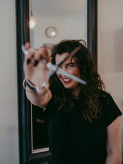 Professional photos but make them actually feel like you.

Also… probably time to update yours. 😉 Now through the end of April I’m offering branding mini-sessions. Perfect for small business owners, creatives, and anyone tired of using photos from 5 years ago. Reach out for more info!

Shots of the gorgeous @ak2hi2vt of @salonruelle 

#stowevermont
#vermontphotographer
#brandingphotos
#personalbranding
#smallbusinessowner